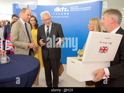 Heidelberg, Deutschland. 20. Juli 2017. HANDOUT - Handout Bild datiert 20. Juli 2017 zeigt Großbritanniens Prinz William (L) und seine Frau Herzogin Kate (2. von links) erhalten eine Kuckucksuhr als Geschenk aus der Premier von Baden-Württemberg, Winfried Kretschmann (R), am Deutschen Krebsforschungszentrum in Heidelberg, Deutschland, 20. Juli 2017. (ACHTUNG REDAKTION: REDAKTIONELLE NUTZUNG NUR IM ZUSAMMENHANG MIT DER AKTUELLEN BERICHTERSTATTUNG/OBLIGATORISCHEN CREDITS) Foto: Uli Regenscheidt/Staatsministerium Baden-Württemberg/Dpa/Alamy Live News Stockfoto