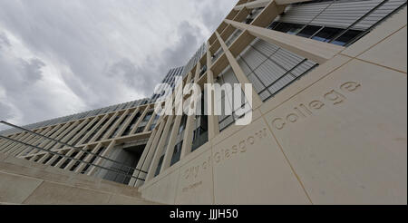 Glasgow, Schottland, Großbritannien. 20. Juli. Heute ist die Stadt der neuen Stadt campus Glasgows College für das Königliche Institut für britischen Architekten (RIBA) Stirling Prize in die engere Wahl wurde als beste neue Gebäude der BRITISCHEN beurteilt werden. Einheimische dargestellt, wo heute weitgehend durch diese Entscheidung irritiert, wenn dieses mit Anekdoten angeboten, wie weiß es war und seine Box aussehen. Kredit Gerard Fähre / alamy Nachrichten Stockfoto