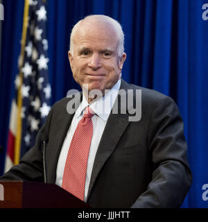 Foto: Washington, USA. 11. Juli 2017. JOHN MCCAIN, der 2008 Präsidentschaftskandidat, bekannt für seine unabhängigen Streifen in mehr als drei Jahrzehnten Arizona im Senat vertreten hat Hirntumor, seines Amtes offenbart Mittwoch Abend in einer Erklärung von der Mayo Clinic. Im Bild: 11. Juli 2017 - Washington, District Of Columbia, US - Senator JOHN MCCAIN bei der Heritage Foundation. Bildnachweis: Michael Brochstein/ZUMA Draht/Alamy Live-Nachrichten Stockfoto