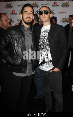 Los Angeles, CA, USA. 23. April 2017. Mike Shinoda, Chester Bennington von Linkin Park, die Teilnahme an 2014 Revolver Golden Gods Awards an Club Nokia California am 23. April 2014. Bildnachweis: Rtnupa/Medien Punch/Alamy Live-Nachrichten Stockfoto