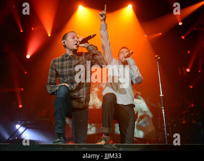 Berlin, Deutschland. 5. Juni 2012. Der Sänger der US-amerikanischen Band Linkin Park, Chester Bennington und Hiphop Künstler Mike Shinoda führen auf der Bühne während eines Konzerts in den Admiralspalast in Berlin, Deutschland, 5. Juni 2012. Linkin Park präsentiert ihr aktuelles Album "Lebewesen", die für die Veröffentlichung am 22. Juni 2012 geplant ist. Foto: Britta Pedersen | weltweite Nutzung/Dpa/Alamy Live-Nachrichten Stockfoto