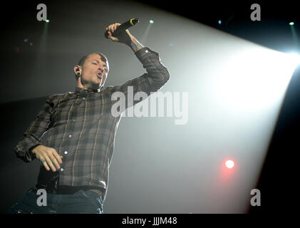 Berlin, Deutschland. 5. Juni 2012. Der Sänger der US-amerikanischen Band Linkin Park, Chester Bennington führt auf der Bühne während eines Konzerts in den Admiralspalast in Berlin, Deutschland, 5. Juni 2012. Linkin Park präsentiert ihr aktuelles Album "Lebewesen", die für die Veröffentlichung am 22. Juni 2012 geplant ist. Foto: Britta Pedersen | weltweite Nutzung/Dpa/Alamy Live-Nachrichten Stockfoto