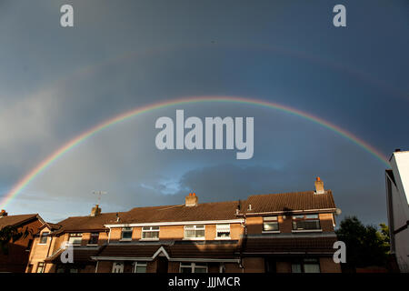 Belfast, Nordirland, Vereinigtes Königreich. 20. Juli 2017. UK-Wetter: Rainbow in Belfast nach Starkregen Credit: Bonzo/Alamy Live News Stockfoto