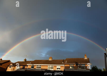 Belfast, Nordirland, Vereinigtes Königreich. 20. Juli 2017. UK-Wetter: Rainbow in Belfast nach Starkregen Credit: Bonzo/Alamy Live News Stockfoto