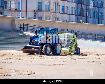 Badestrand Meer in Redcar gereinigt von den örtlichen Behörden über eine mechanische Traktor gezogen Maschine Arber Surf Rake Stockfoto