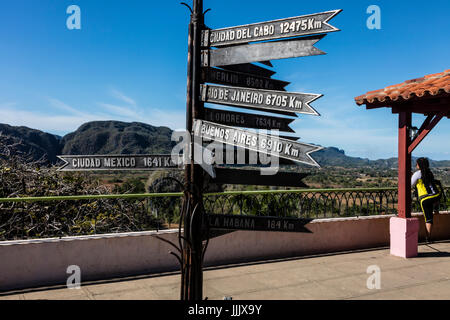 Suche und Entfernung Marker im Hotel HORIZONTES LOS JAZMINES, VINALES, Kuba Stockfoto