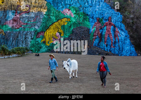 MURAL DE LA PREHISTORICA ist ein riesiges Gemälde auf eine Felswand, gemalt von Leovigildus Gonzalez Morillo - VINALES, PINAR DEL RIO, Kuba Stockfoto