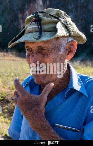 Ein alter Tabak-Bauer hält einen Vortrag in Vinales Tal - VINALES, PINAR DEL RIO, Kuba Stockfoto