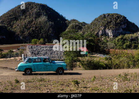 Amerikanische Oldtimer sind einem gemeinsamen Standort - VINALES, PINAR DEL RIO, Kuba Stockfoto