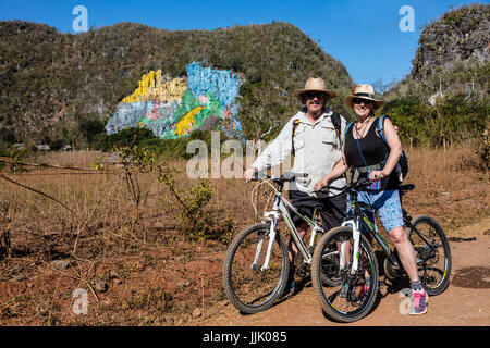 MURAL DE LA PREHISTORICA ist ein riesiges Gemälde auf eine Felswand, gemalt von Leovigildus Gonzalez Morillo - VINALES, PINAR DEL RIO, Kuba Stockfoto