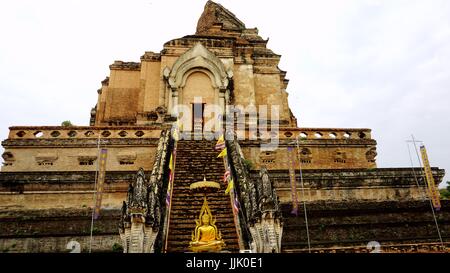 Eine alte Pagode am Wat Chedi Luang Worawihan, Chiang Mai, Thailand. Stockfoto