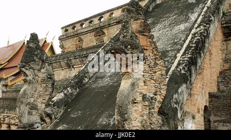 Naga, die Schlange Schlange Skulptur Statue an der Treppe, und alte Pagode Wat Chedi Luang Worawiharn, Chiang Mai, Thailand Stockfoto