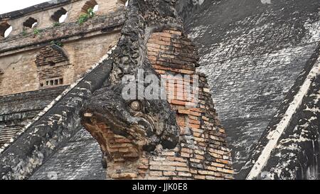 Naga, die Schlange Schlange Skulptur Statue an der Treppe, und alte Pagode Wat Chedi Luang Worawiharn, Chiang Mai, Thailand Stockfoto