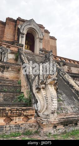 Naga, die Schlange Schlange Skulptur Statue an der Treppe, und alte Pagode Wat Chedi Luang Worawiharn, Chiang Mai, Thailand Stockfoto
