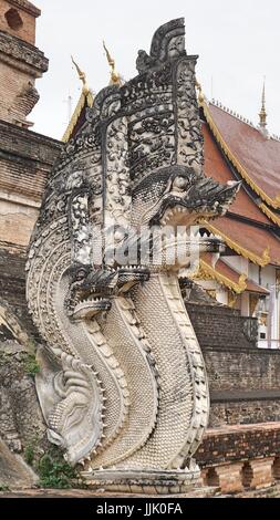 Naga, die Schlange Schlange Skulptur Statue an der Treppe, und alte Pagode Wat Chedi Luang Worawiharn, Chiang Mai, Thailand Stockfoto