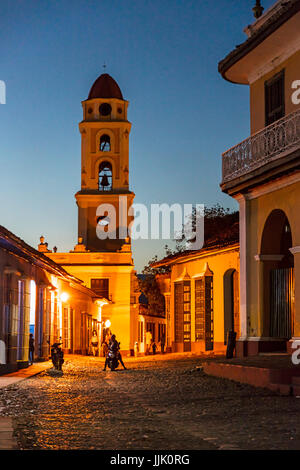 Das ehemalige Kloster DE SAN FRANCISCO ASIS ist heute das MUSEO NACIONAL DE LA LUCHA CONTRA BANDIDOS mit seinem Glockenturm - TRINIDAD, Kuba Stockfoto