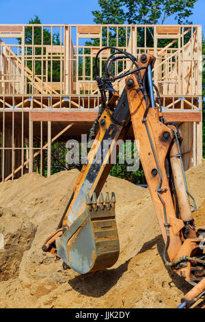 Gelbe Bagger arbeiten am Bau neu renovieren, Bau, Reparatur des Baggers gräbt Neubau Stockfoto