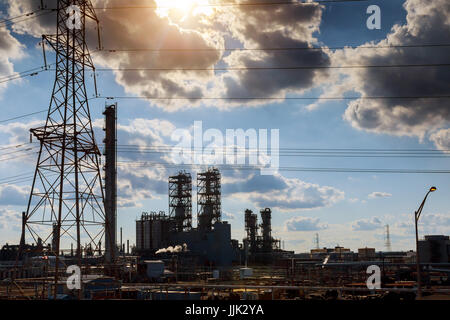 Ingenieure stehen auf umgeben von Rohrleitungen und Pumpen in der Öl-und Gasindustrie Stockfoto