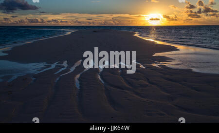 Sandbank bei Sonnenuntergang, Gangehi Island, Ari Atoll, Indischer Ozean, Malediven Stockfoto