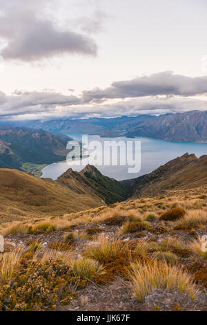 Lake Hawea und Bergen, Blick vom Isthmus Peak Track, Otago, Südinsel, Neuseeland, Ozeanien Stockfoto