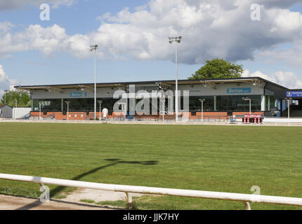 Der Track und Tribüne/Restaurant-Bereich im Drumbo Park Greyhound Stadium, Nordirland. Stockfoto