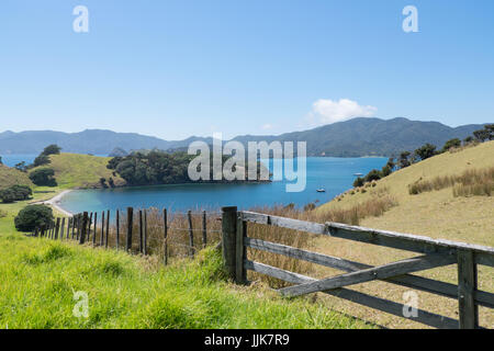 Blick vom Insel Urupukapuka Bay of Islands in Neuseeland NZ mit Tor und Zaun im Vordergrund Stockfoto