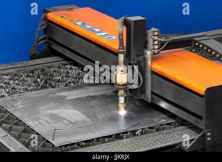 Plasma schneiden, die CNC-Laser schneiden Maschine während des Schneidens des Blech mit dem Funken Licht. Schneiden Sie der Schneidvorgang Blatt Präzision durch laser Stockfoto