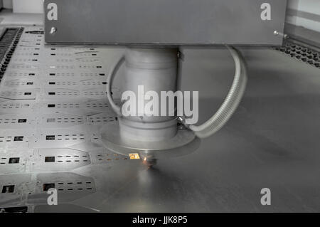 CNC-Laserschneiden von Metall, moderne Industrietechnik Stockfoto