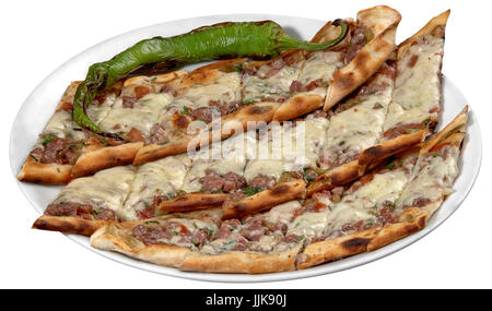 Türkische Pide mit Käse und gewürfelten Fleisch / Kusbasili Kasarli Pide. Stockfoto