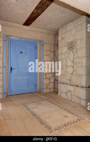 Blaue Holztür auf ein steinernes Haus Stockfoto