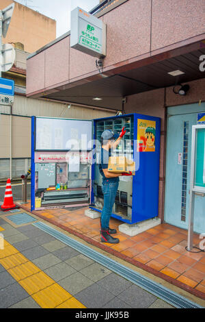 KYOTO, JAPAN - 5. Juli 2017: Unbekannter Mann Füllmaschine mit Produkten der Saft in Kyoto, Japan. Arashiyama ist ein Stadtteil am westlichen outski Stockfoto