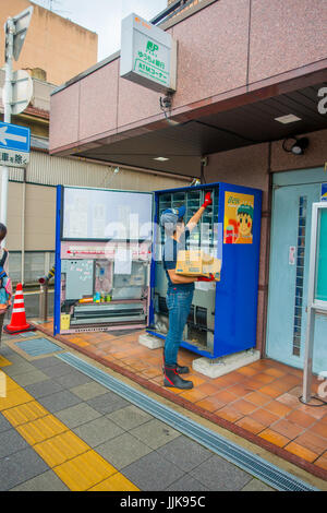 KYOTO, JAPAN - 5. Juli 2017: Unbekannter Mann Füllmaschine mit Produkten der Saft in Kyoto, Japan. Arashiyama ist ein Stadtteil am westlichen outski Stockfoto