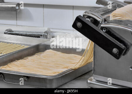 Metall-Maker Nudelmaschine mit frischem Teig Stockfoto