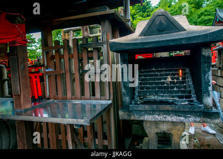 KYOTO, JAPAN - 5. Juli 2017: Mitsurugi Schrein Choja Schrein Gebetsorte im Fushimi Inari-Taisha Schrein. eine berühmte historische Stätte in Kyoto, Japan. Stockfoto