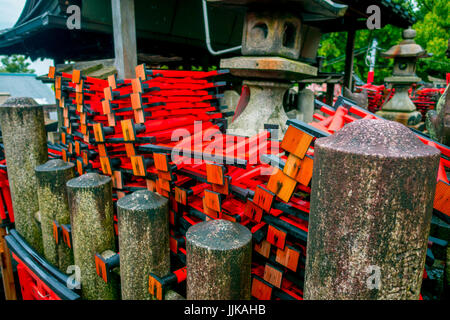 KYOTO, JAPAN - 5. Juli 2017: Mitsurugi Schrein Choja Schrein Gebetsorte im Fushimi Inari-Taisha Schrein. eine berühmte historische Stätte in Kyoto, Japan. Stockfoto