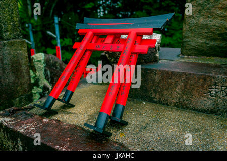 KYOTO, JAPAN - 5. Juli 2017: Mitsurugi Schrein Choja Schrein Gebetsorte im Fushimi Inari-Taisha Schrein. eine berühmte historische Stätte in Kyoto, Japan. Stockfoto