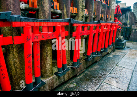 KYOTO, JAPAN - 5. Juli 2017: Mitsurugi Schrein Choja Schrein Gebetsorte im Fushimi Inari-Taisha Schrein. eine berühmte historische Stätte in Kyoto, Japan. Stockfoto