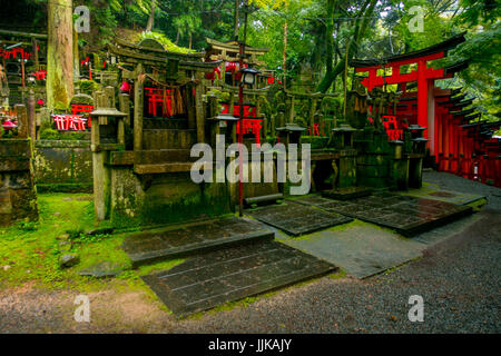 KYOTO, JAPAN - 5. Juli 2017: Mitsurugi Schrein Choja Schrein Gebetsorte im Fushimi Inari-Taisha Schrein. eine berühmte historische Stätte in Kyoto, Japan. Stockfoto