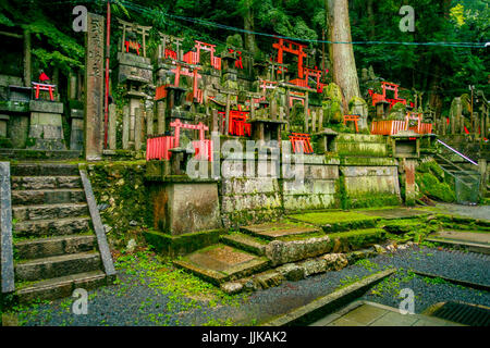 KYOTO, JAPAN - 5. Juli 2017: Mitsurugi Schrein Choja Schrein Gebetsorte im Fushimi Inari-Taisha Schrein. eine berühmte historische Stätte in Kyoto, Japan. Stockfoto