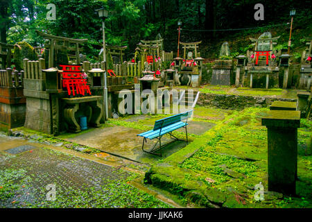 KYOTO, JAPAN - 5. Juli 2017: Mitsurugi Schrein Choja Schrein Gebetsorte im Fushimi Inari-Taisha Schrein. eine berühmte historische Stätte in Kyoto, Japan. Stockfoto