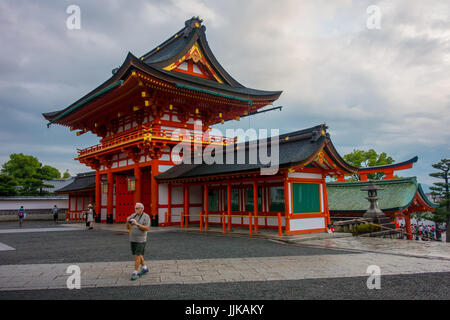 KYOTO JAPAN - 24. November 2016: Touristischen Besuch berühmten Schrein während der Herbstsaison am 24. November 2016 im Fushimi Inari in Kyoto, Japan. Stockfoto