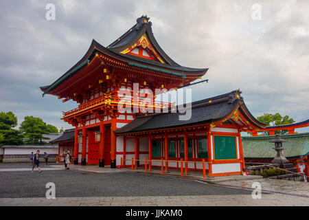 KYOTO JAPAN - 24. November 2016: Touristischen Besuch berühmten Schrein während der Herbstsaison am 24. November 2016 im Fushimi Inari in Kyoto, Japan. Stockfoto
