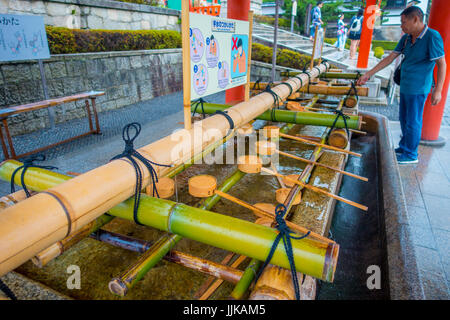 KYOTO JAPAN - 24. November 2016: Nicht identifizierten Personen Wei ihre Hände im Hand-waschen-Pavillon in Fushimi-Inari-Schrein in Kyōto, Japan. Stockfoto