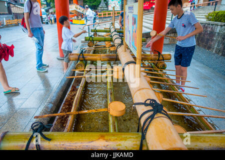 KYOTO JAPAN - 24. November 2016: Nicht identifizierten Personen Wei ihre Hände im Hand-waschen-Pavillon in Fushimi-Inari-Schrein in Kyōto, Japan. Stockfoto