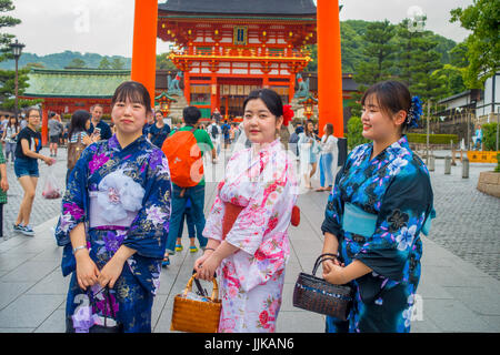 KYOTO JAPAN - 24. November 2016: Junge Frauen besuchen einen Fushimi-Inari-Tempel am regnerischen Tag in Kyoto, Japan. Stockfoto