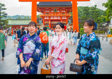 KYOTO JAPAN - 24. November 2016: Junge Frauen besuchen einen Fushimi-Inari-Tempel am regnerischen Tag in Kyoto, Japan. Stockfoto