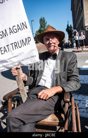 Demonstranten, gefälschte Kandidaten und Anbieter bei der Trump-Rallye in Portland, Maine am 4. August 2016 Stockfoto