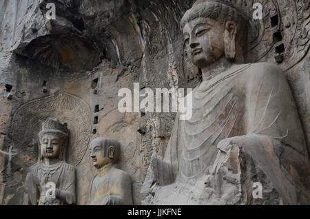 Luoyang, Provinz Henan, China - 21 April 2011: Buddha-Statuen auf der Klippe, Fengxiansi, Longmen Grotten. Stockfoto