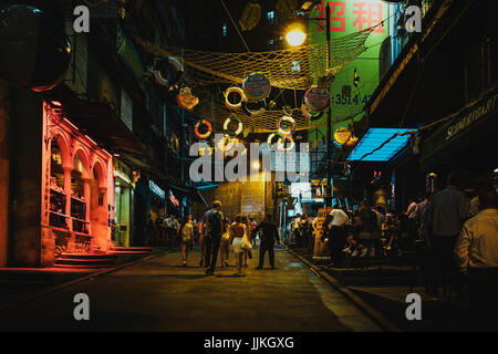 14. Juli 2017, Lan Kwai Fong, Hongkong, China: Geschäftsleute treffen in Bar zur Happy Hour Stockfoto