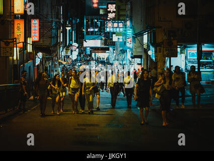 14. Juli 2017, Lan Kwai Fong, Hongkong, China: Geschäftsleute treffen in Bar zur Happy Hour Stockfoto